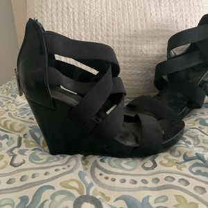 Like New - black BCBG wedges